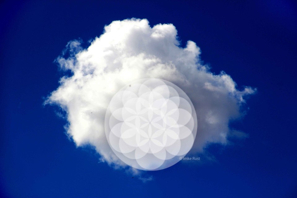 Photograph of a cloud with digitally added Flower of Life © Imke Rust